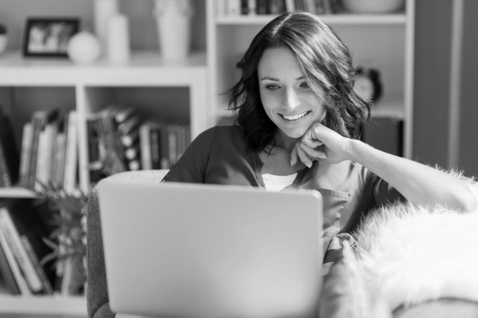 Bureau moderne avec documents financiers et ordinateur